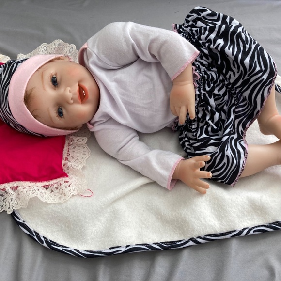 Ashton Drake lifelike baby doll - Shiloh - Picture 3 of 5